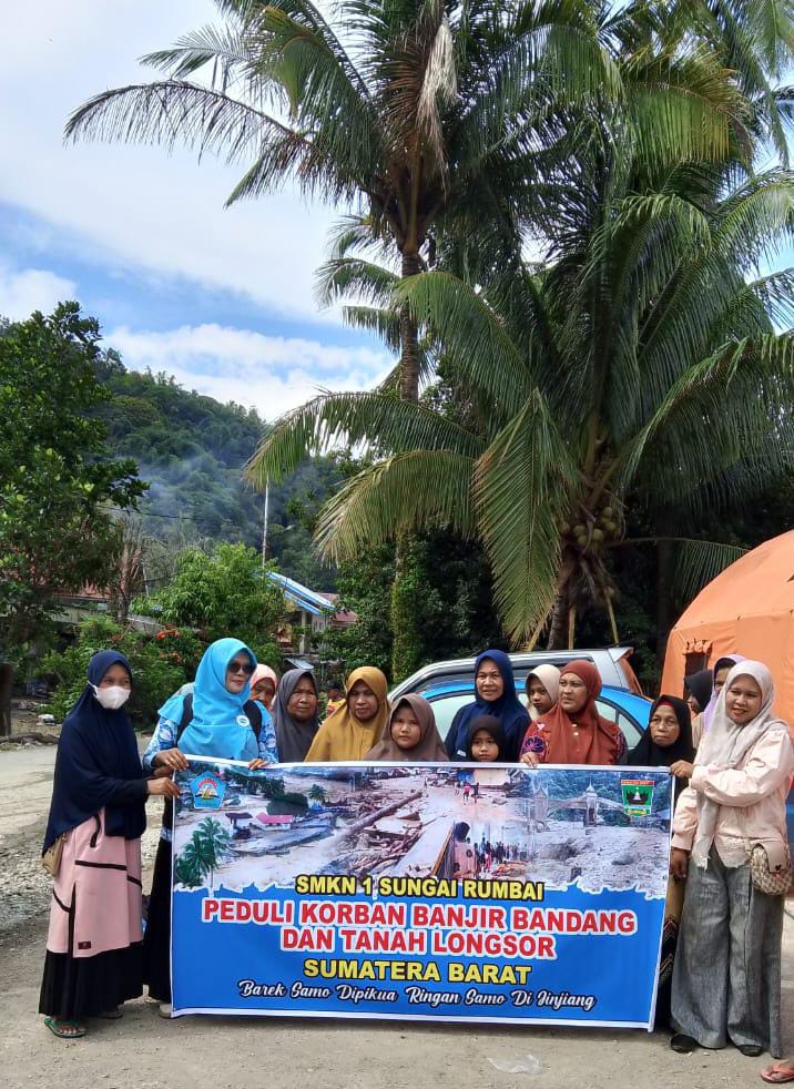 IGI Dharmasraya menyalurkan bantuan ke Malalo (Foto: Yudesra)